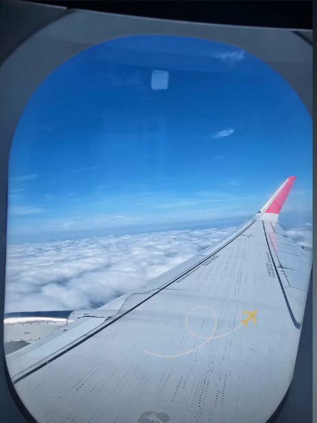 Janela de avião sobre nuvens